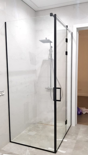 Угловая душевая перегородка с дверью