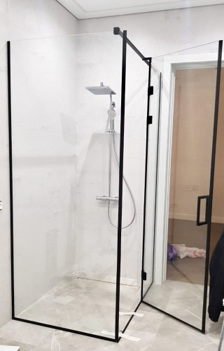 Угловая душевая перегородка с дверью