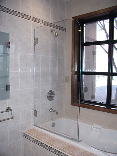 Шторка на ванну распашная