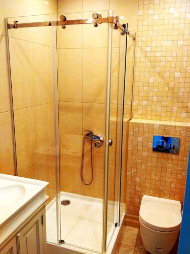 Угловая душевая перегородка с двумя раздвижными дверьми