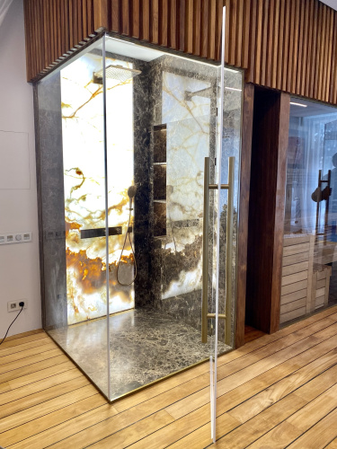 Угловая душевая перегородка с дверью