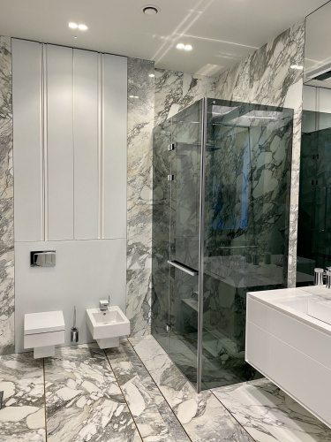 Угловая душевая перегородка с дверью