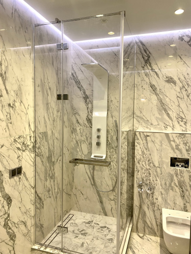 Угловая душевая перегородка с дверью