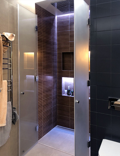 Душевая перегородка прямая с двумя дверьми