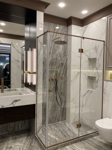 Угловая душевая перегородка с дверью