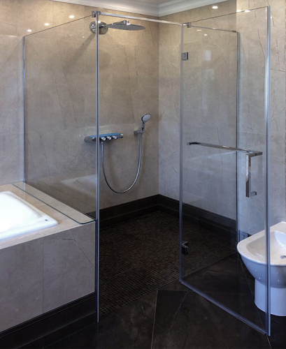 Угловая душевая перегородка с дверью