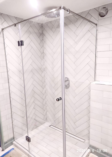 Угловая душевая перегородка с дверью