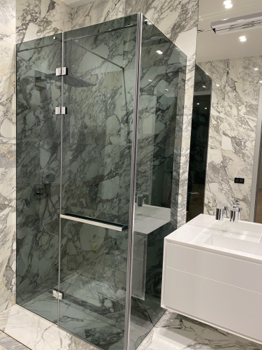 Угловая душевая перегородка с дверью