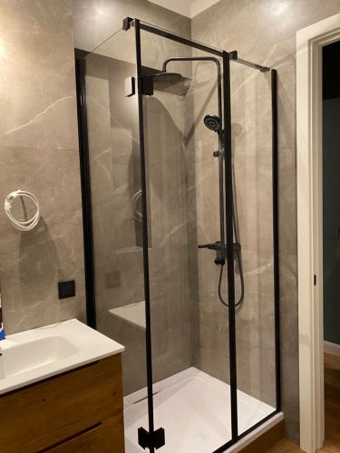 Угловая душевая перегородка с дверью