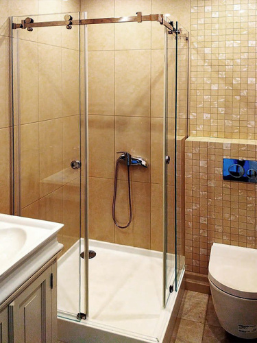 Угловая душевая перегородка с двумя раздвижными дверьми