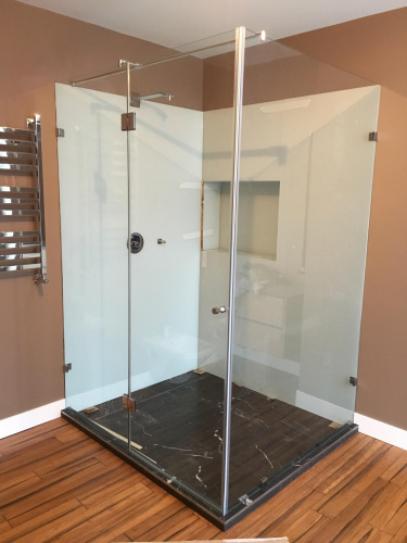 Угловая душевая перегородка с дверью