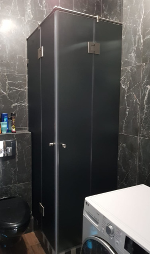 Угловая душевая перегородка с двумя дверьми