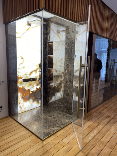 Угловая душевая перегородка с дверью