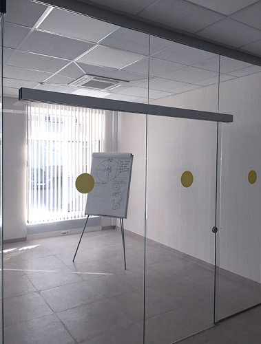 Дверь раздвижная с закрытым треком