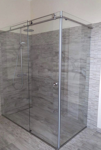 Угловая душевая перегородка с раздвижной дверью