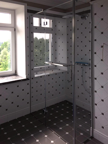 Угловая душевая перегородка с дверью