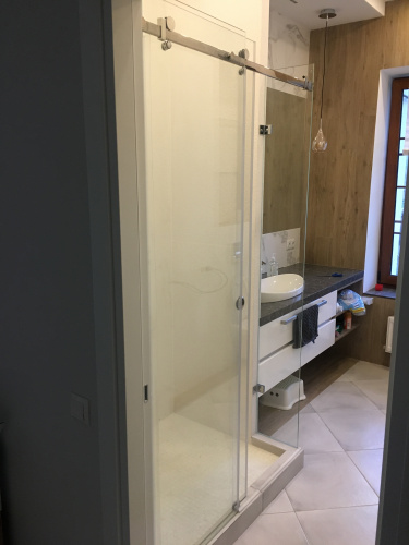 Угловая душевая перегородка с раздвижной дверью