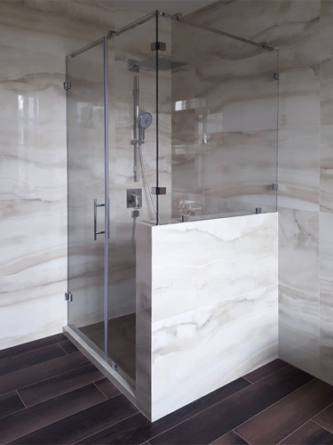 Угловая душевая перегородка с дверью