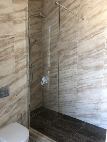 Стеклянная шторка в душ