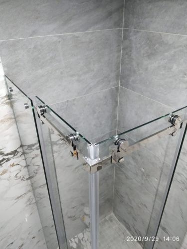 Угловая душевая перегородка с двумя раздвижными дверьми