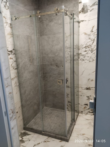 Угловая душевая перегородка с двумя раздвижными дверьми