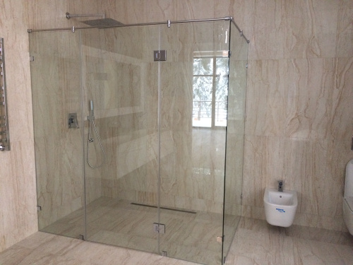 Угловая душевая перегородка с дверью