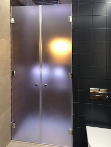 Душевая перегородка прямая с двумя дверьми