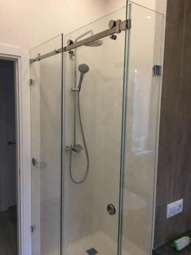 Угловая душевая перегородка с раздвижной дверью