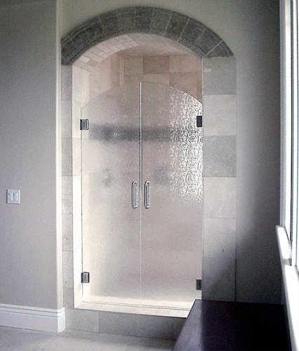 Дверь двустворчатая маятниковая на петлях фигурная