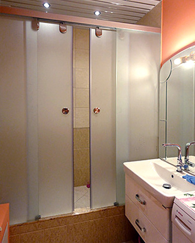 Душевая перегородка с двумя раздвижными дверьми