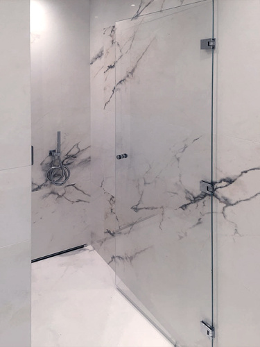 Шторка на ванну распашная