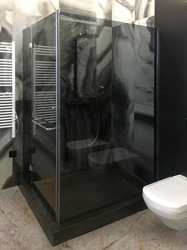 Угловая душевая перегородка с дверью