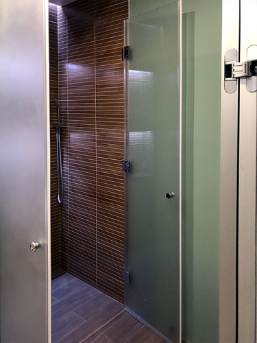 Душевая перегородка прямая с двумя дверьми