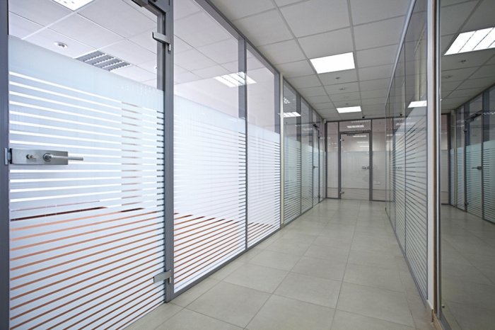 Стеклянная перегородка с дверью на петлях