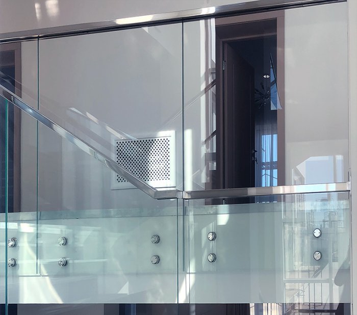 Ограждения балконов и террас на точках с поручнем