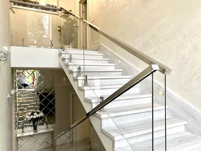 Ограждения лестниц на министойках с поручнем