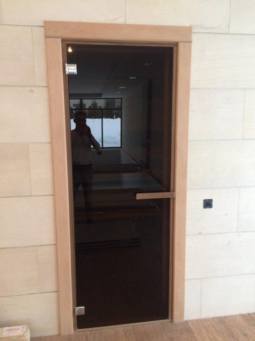 Дверь в деревянной коробке