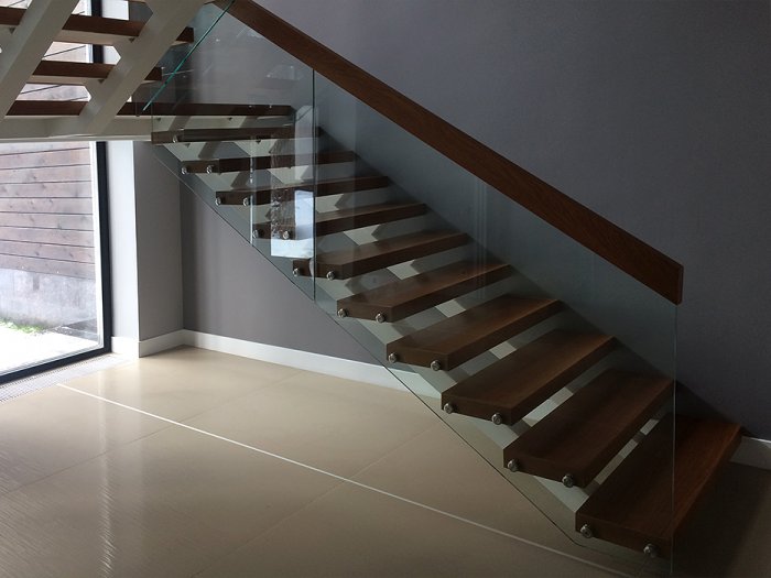 Ограждения лестниц на точках с деревянным поручнем