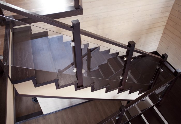 Ограждения лестниц на стойках индивидуального изготовления