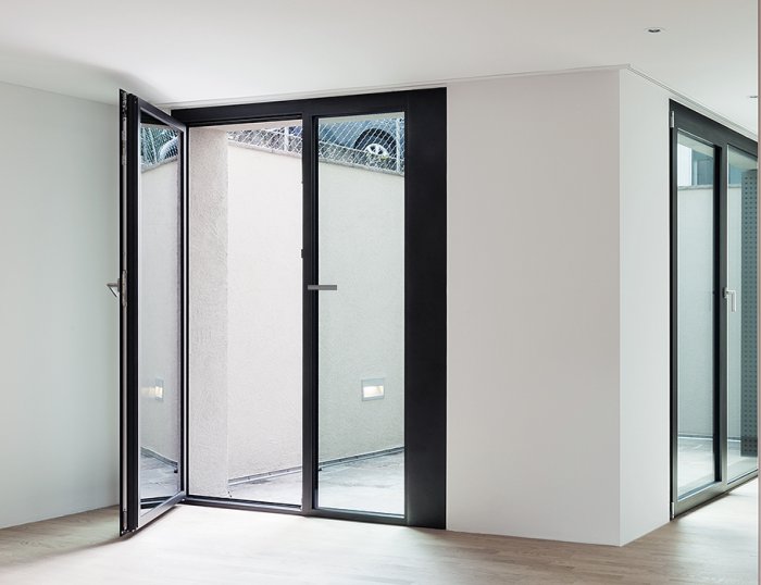 Дверь двустворчатая в алюминиевой коробке