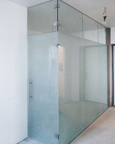 Стеклянная перегородка с дверью на петлях