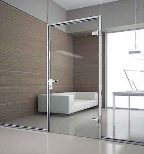 Дверь в алюминиевой коробке