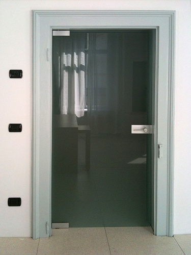 Дверь маятниковая с доводчиком