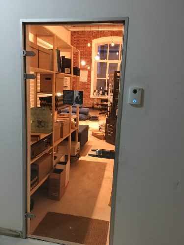 Дверь в алюминиевой коробке