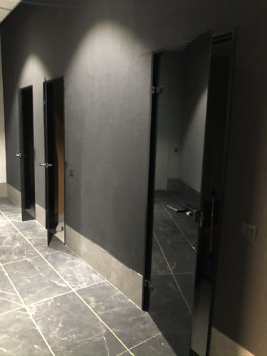 Дверь в алюминиевой коробке