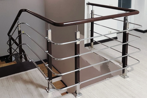 Ограждения ригельные с деревянными стойками и поручнем