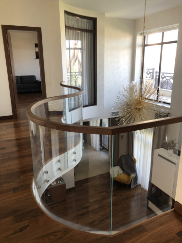 Ограждения балконов и террас на точках гнутое