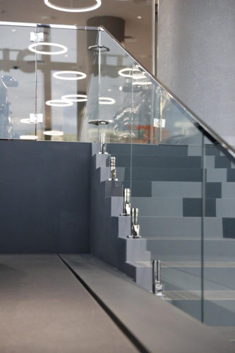 Ограждения лестниц на министойках с поручнем