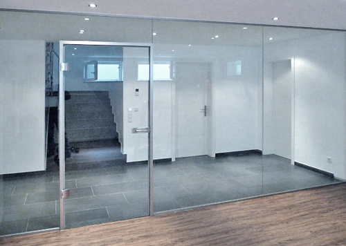 Стеклянная перегородка с дверью на петлях