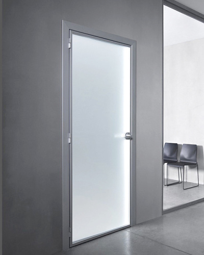 Дверь в алюминиевой коробке